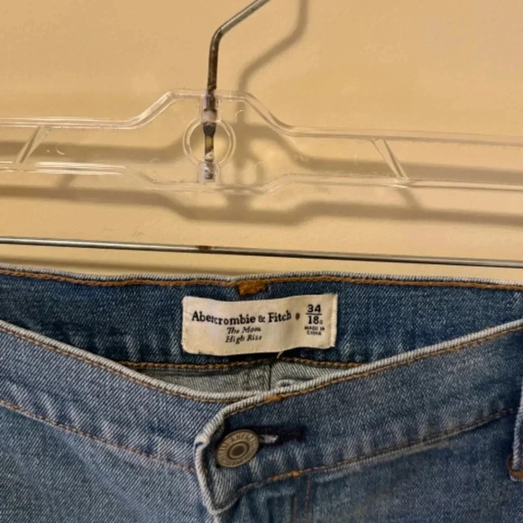 NWT ABERCROMBIE & FITCH DENIM  - THE MOM HIGH RISE - SIZE 34S (18S) -DISTRESSED - Picture 3 of 8